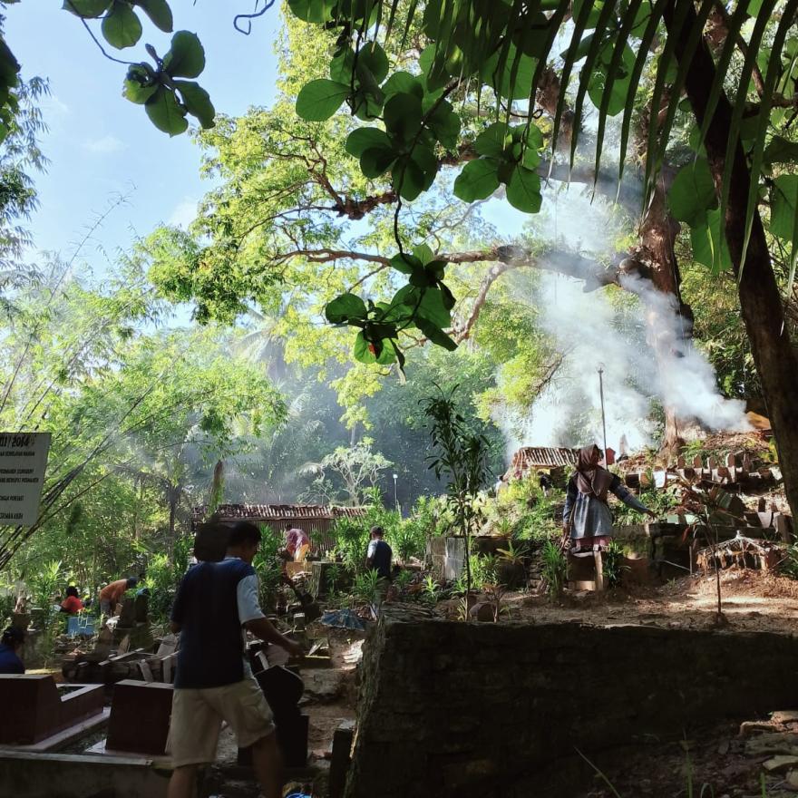 Kerja Bakti dan Bersih Makam Menyambut Bulan Ruwah